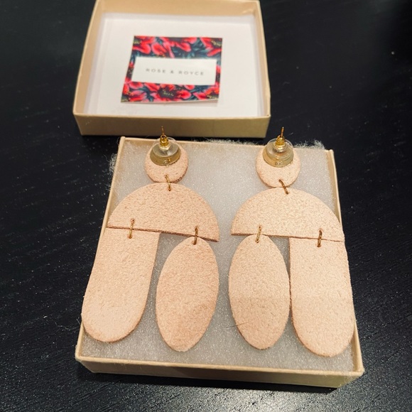 ⭐️ NWOT ⭐️ Rose & Royce • Hand-painted leather earrings - Picture 3 of 5
